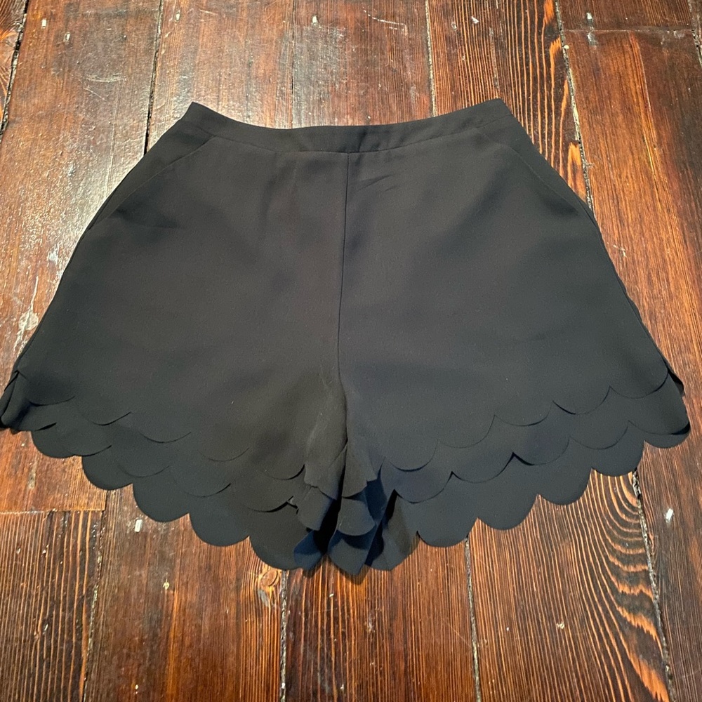 LC Lauren Conrad scallop shorts
